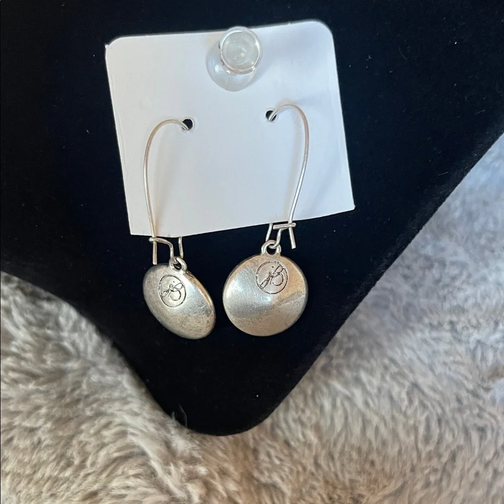 Silver tone frío earring whit black faceted stones